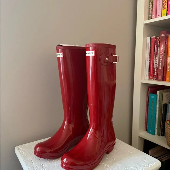 Hunter Glossy Cherry Boots - Picture 1 of 3